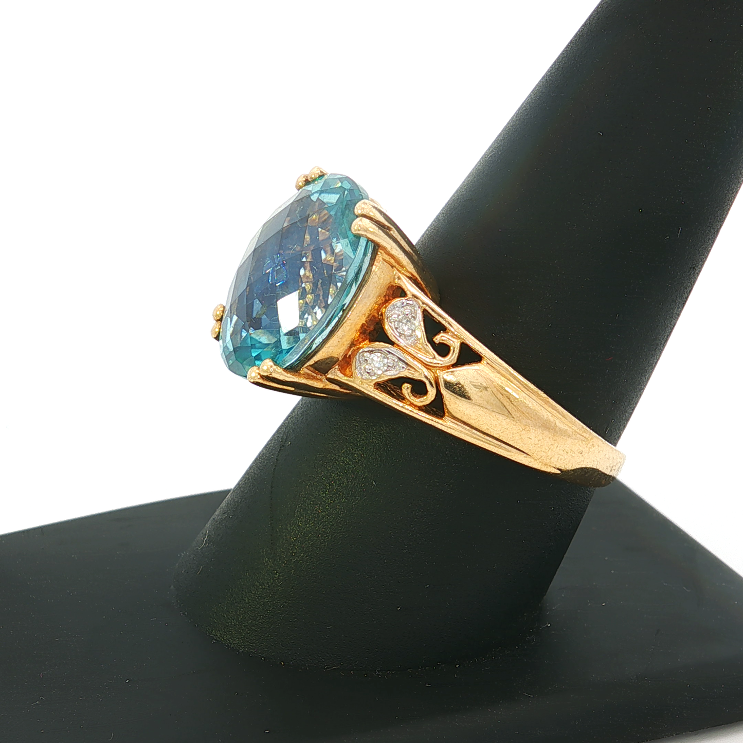 10k Yellow Gold Cocktail Ring with Oval Aquamarine Cabochon