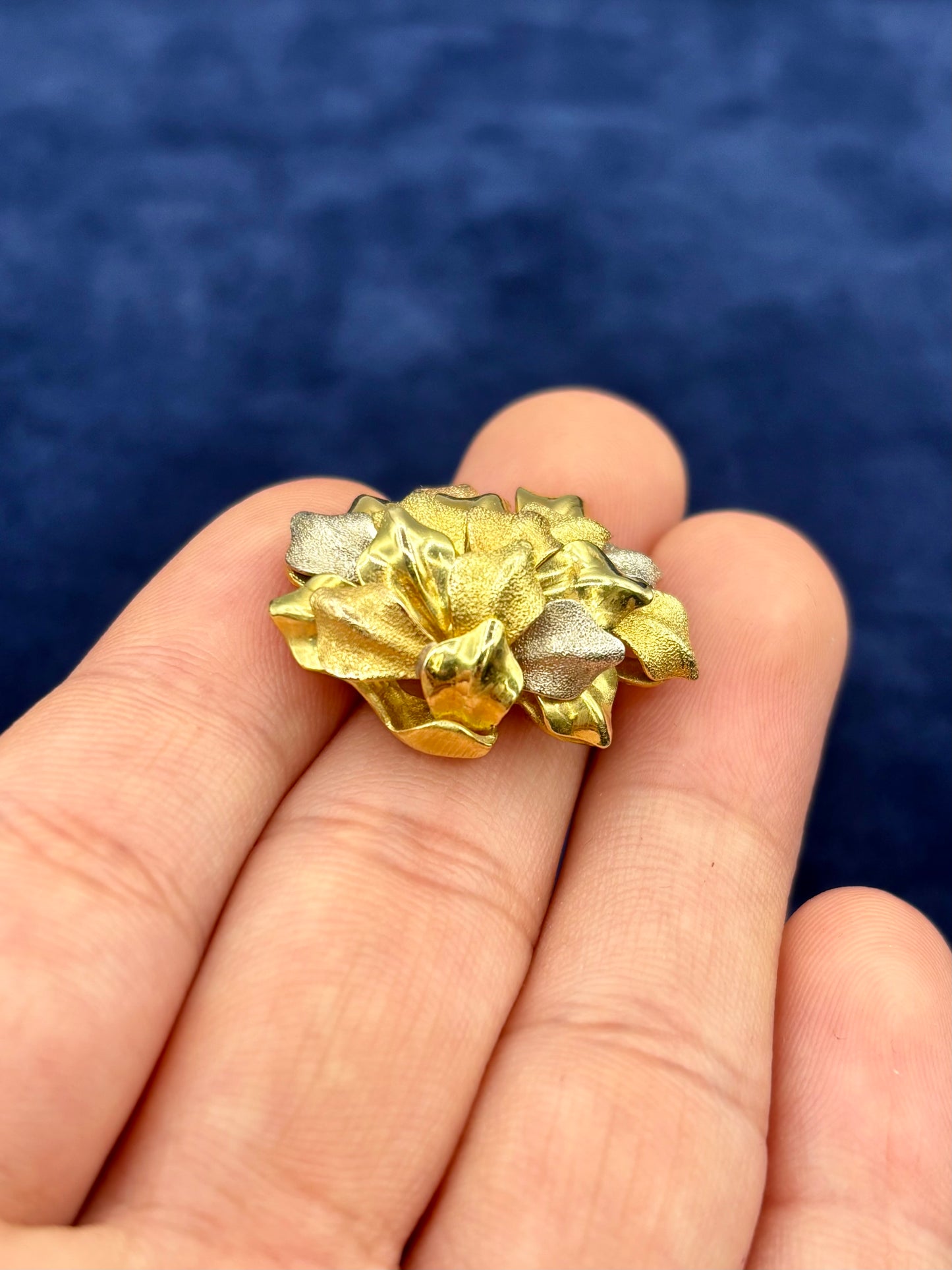 Vintage 18k Gold Estate Textured Leaf Pendant