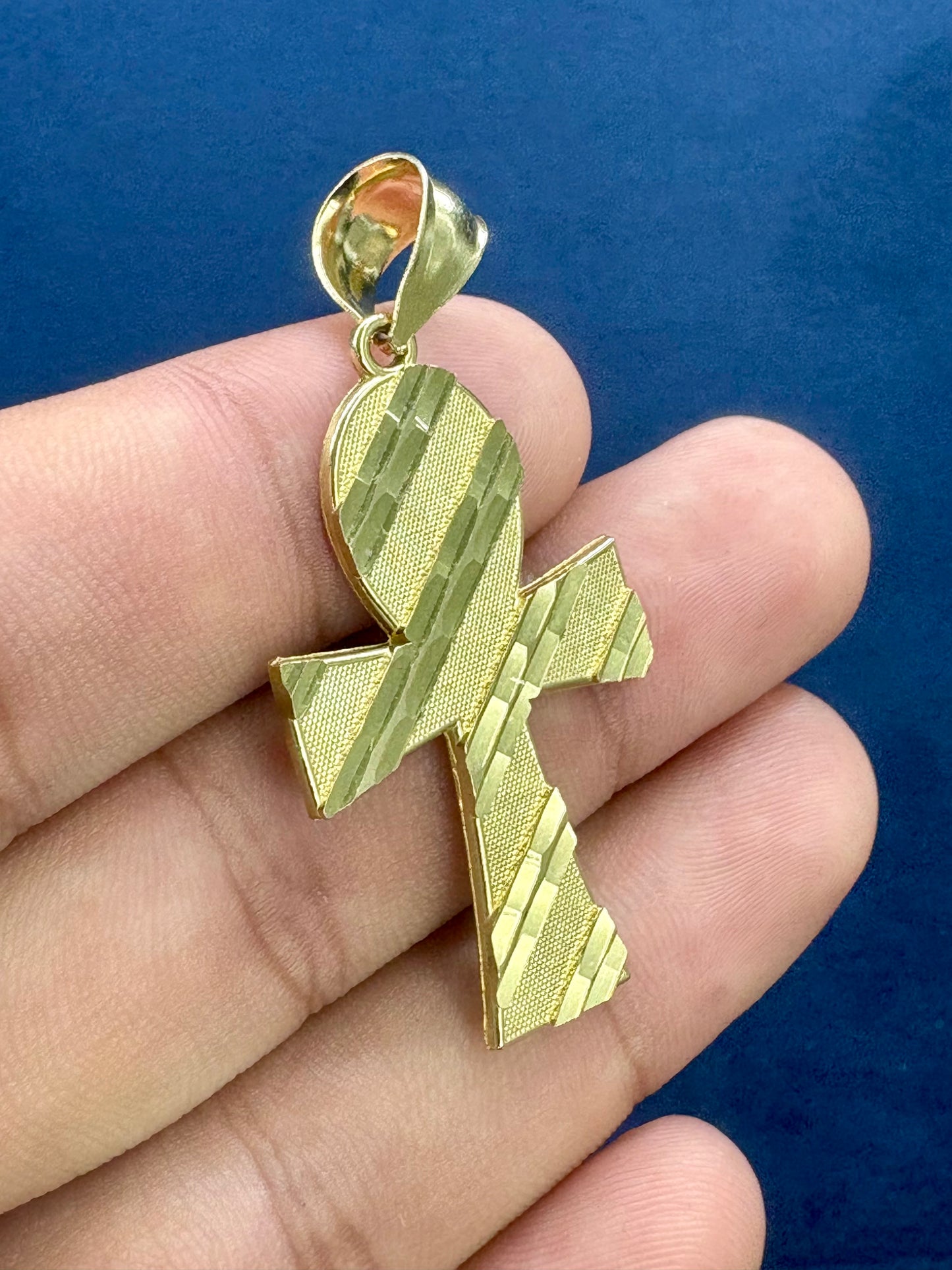 10k cross pendant with parallel lines 