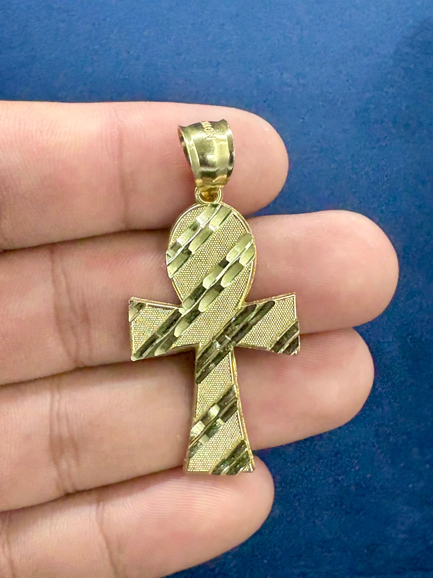 10k cross pendant with parallel lines 