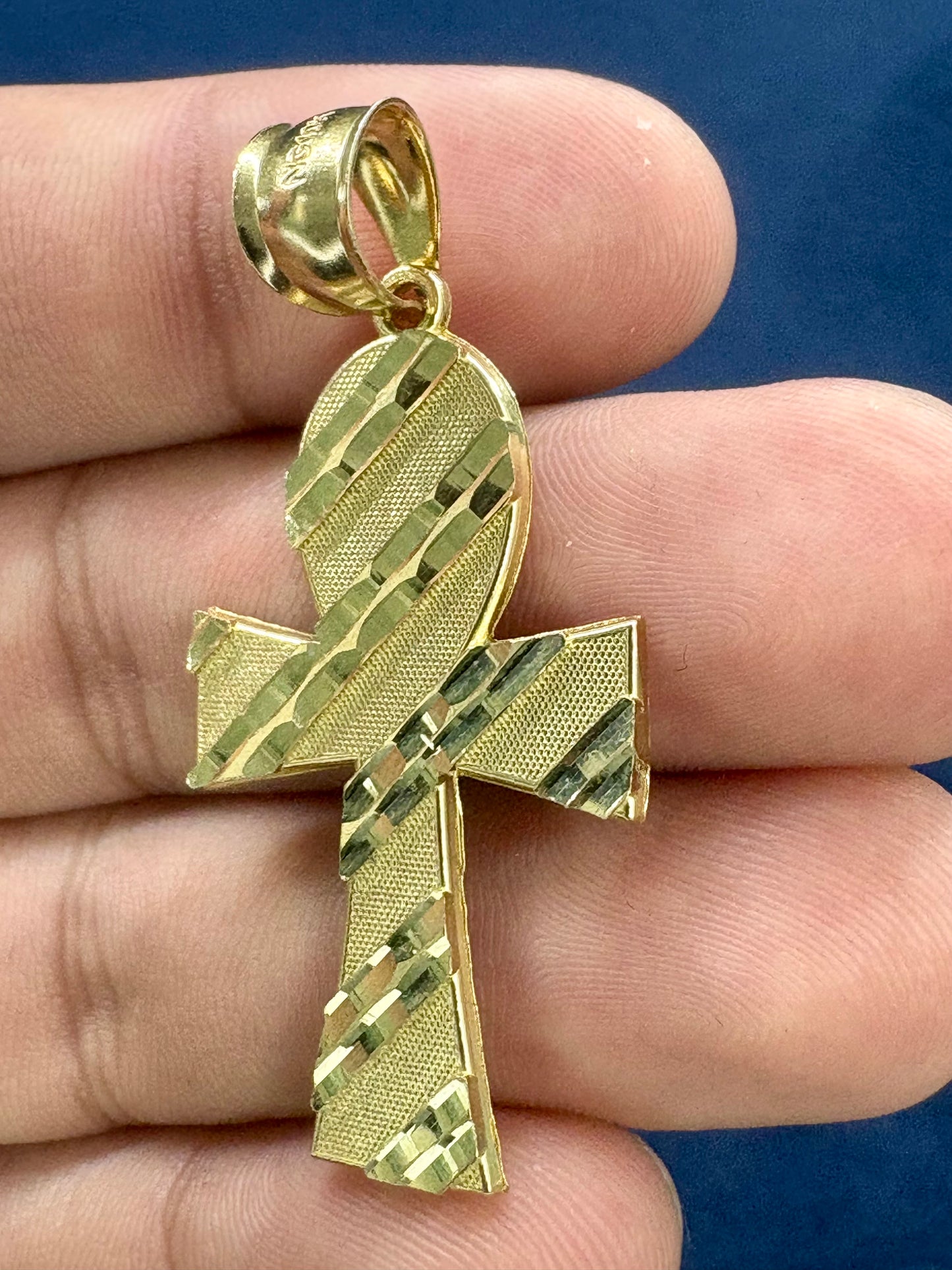 10k cross pendant with parallel lines 