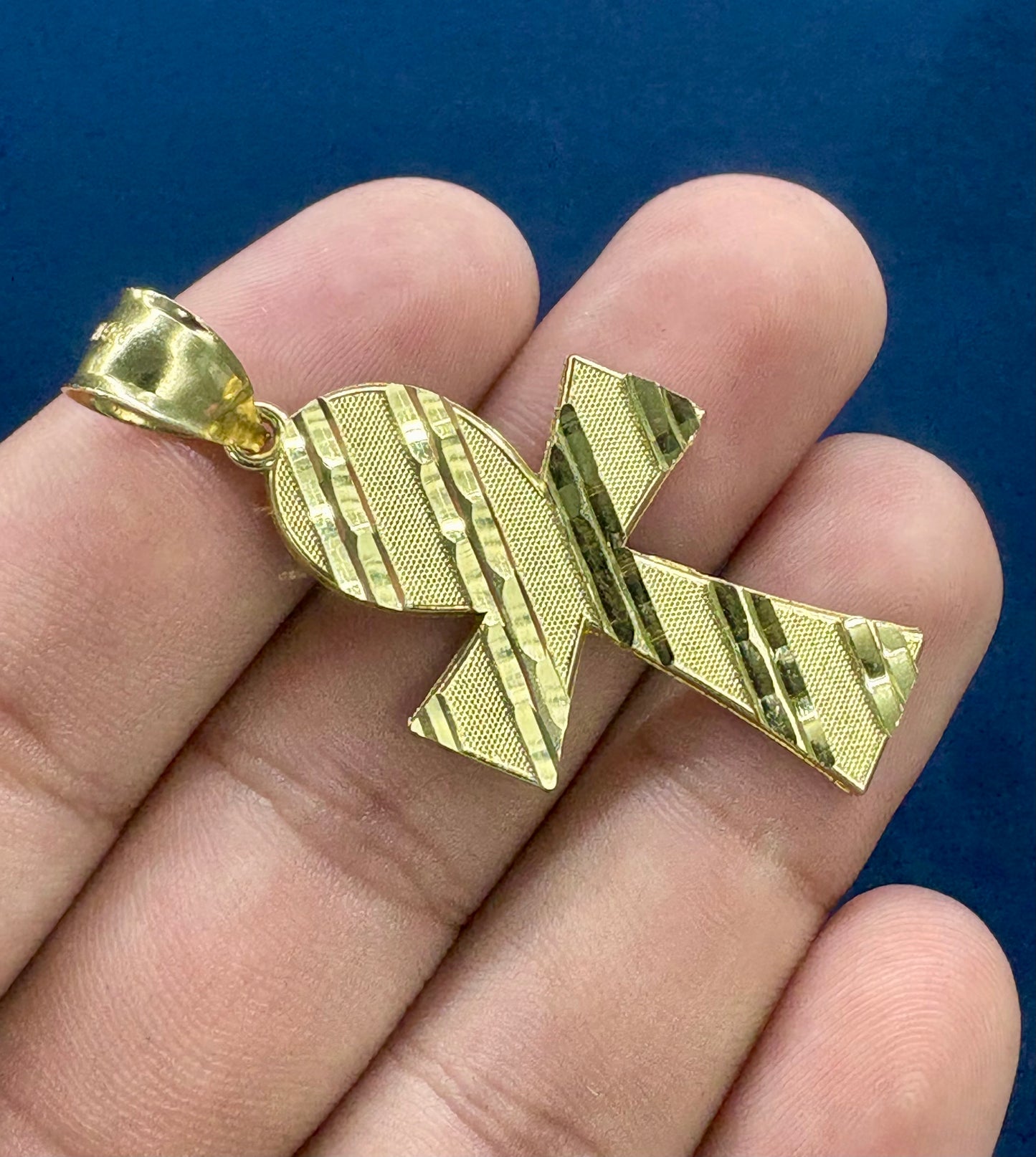 10k cross pendant with parallel lines 