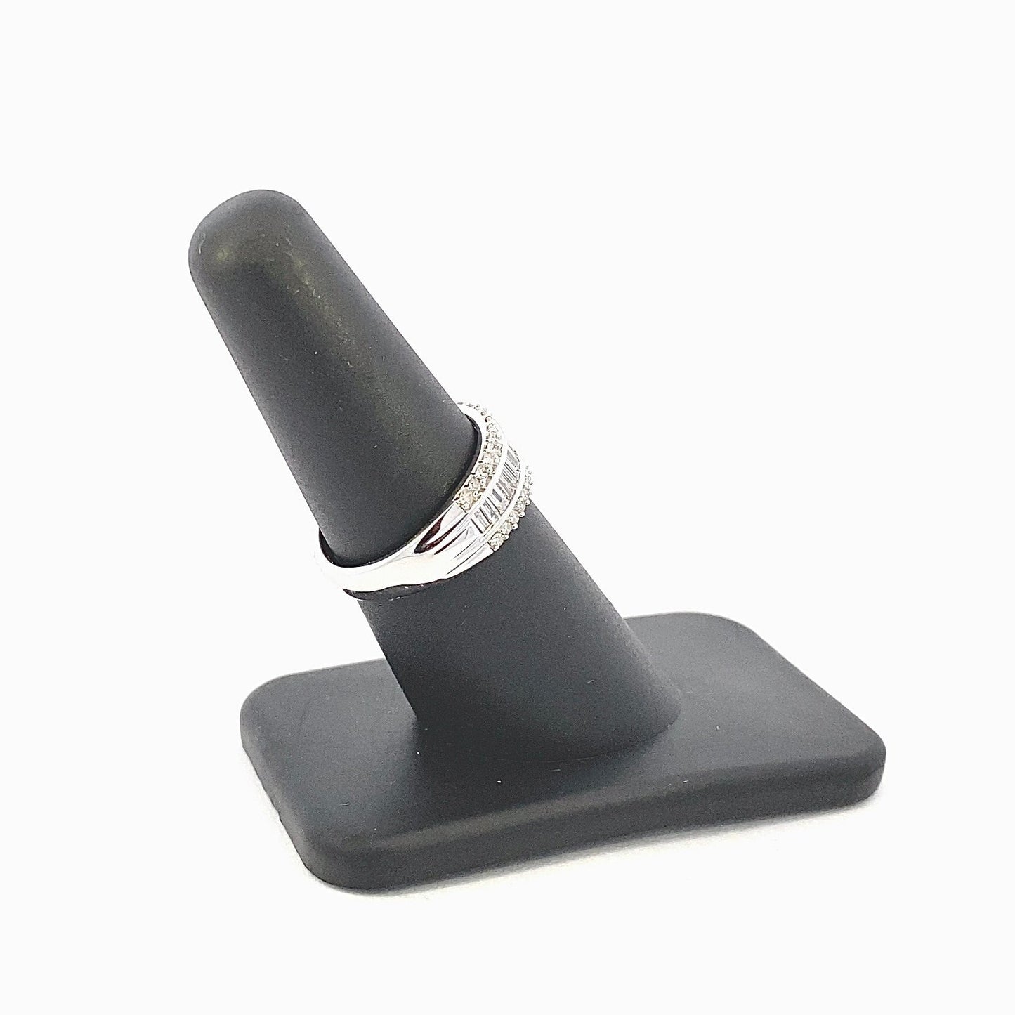 14K Single Row Baguette Ring