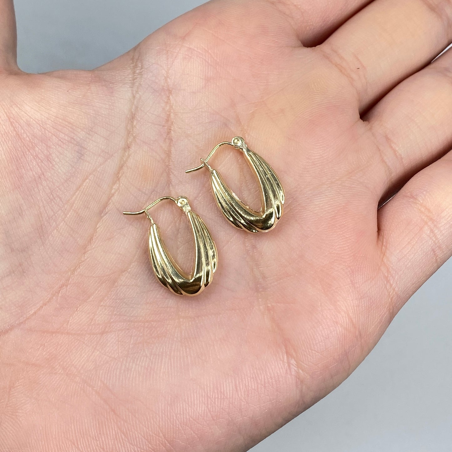 10K Ribbon Oval Hoop Earrings