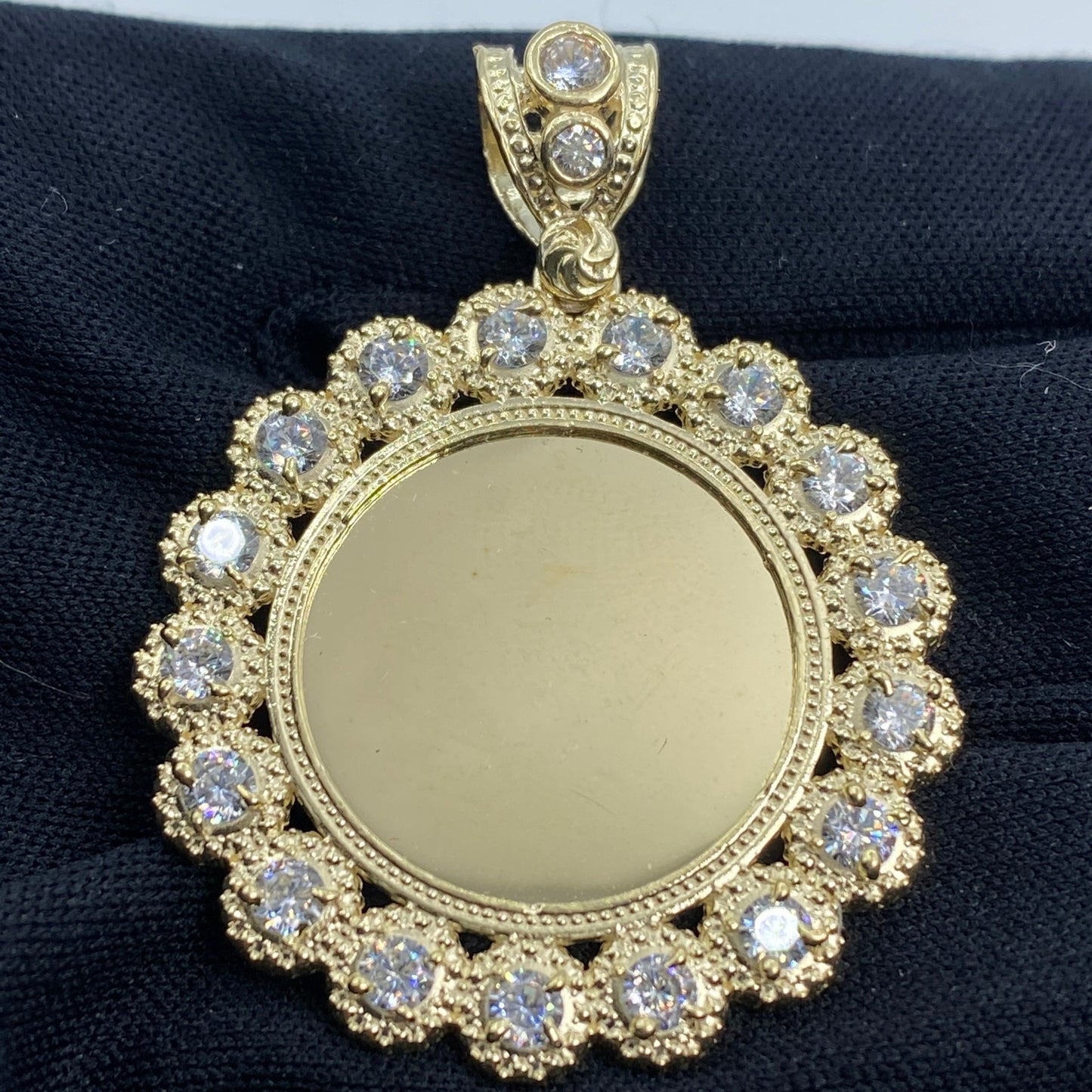 10K Circle Flowers Picture Photo Pendant