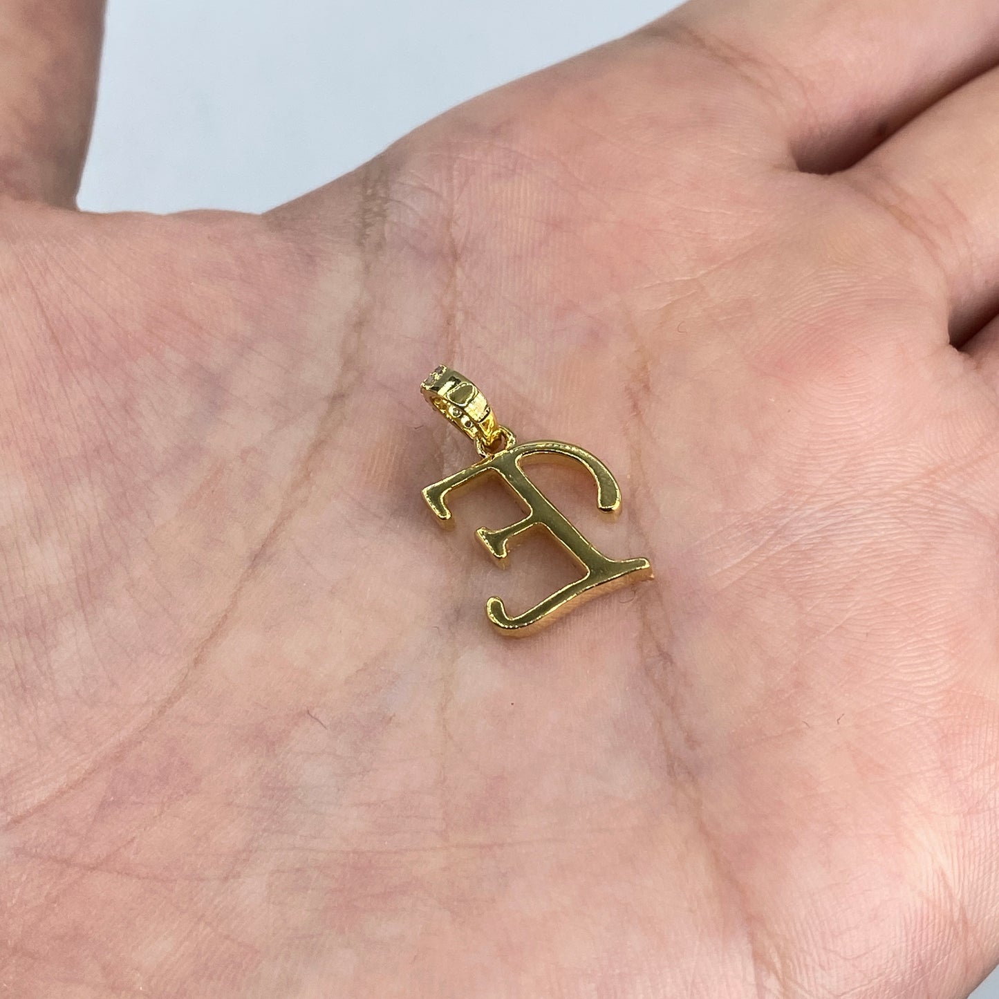 10K Cursive E Initial Diamond Pendant