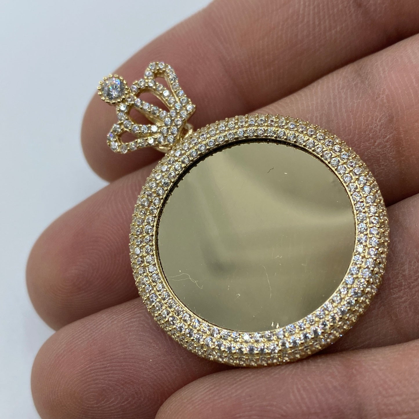 14K Crown Round Picture Pendant