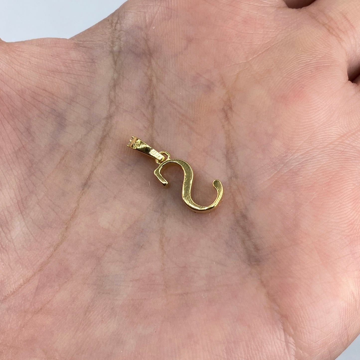 10K Cursive S Initial Diamond Pendant