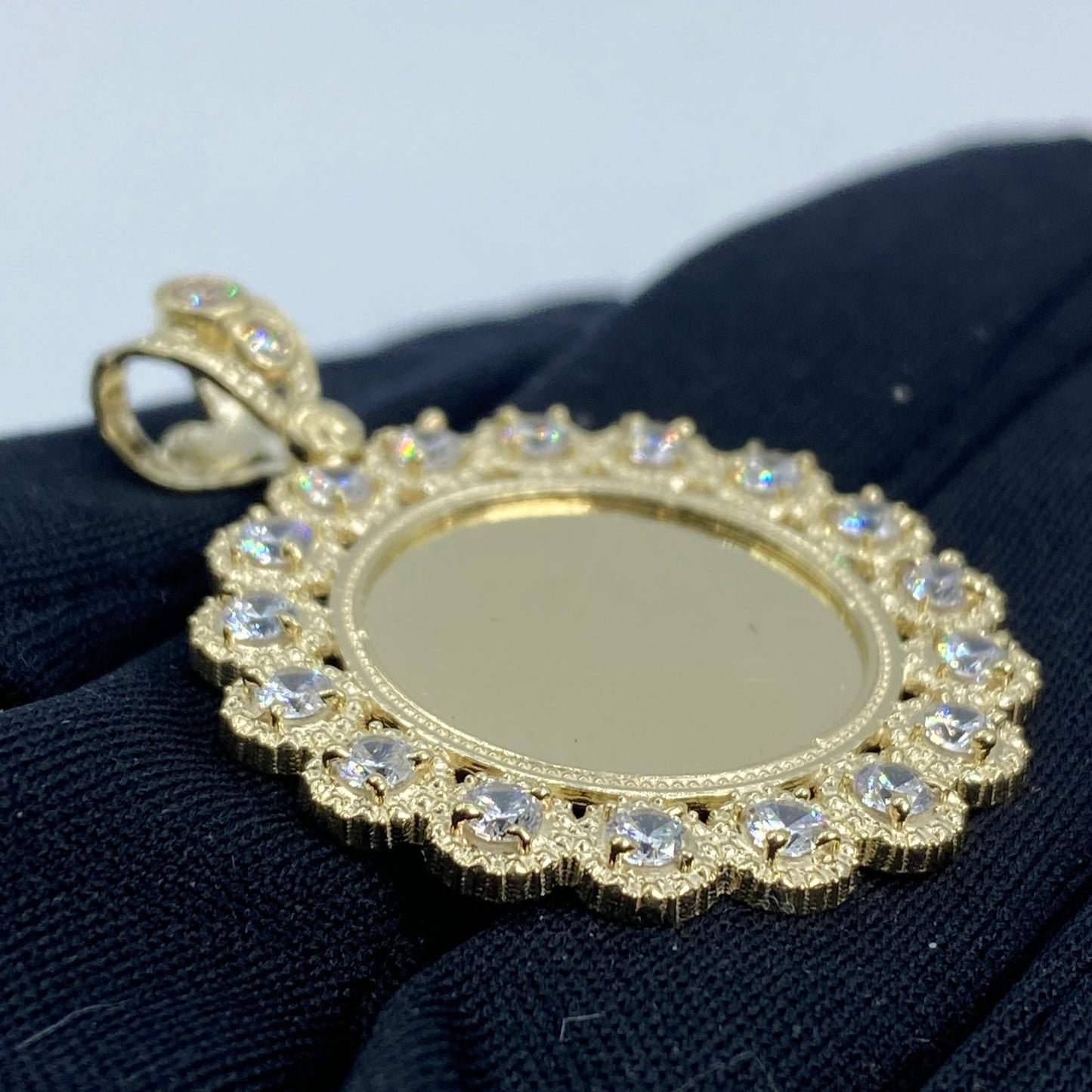 10K Circle Flowers Picture Photo Pendant