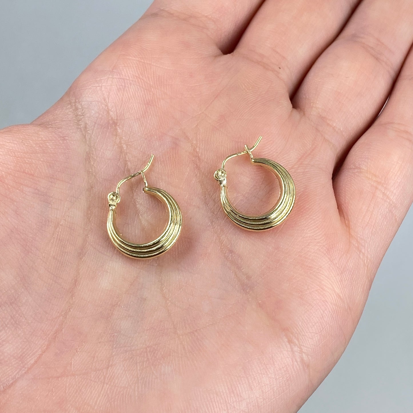 10K Ribbon Circle Hoop Earrings
