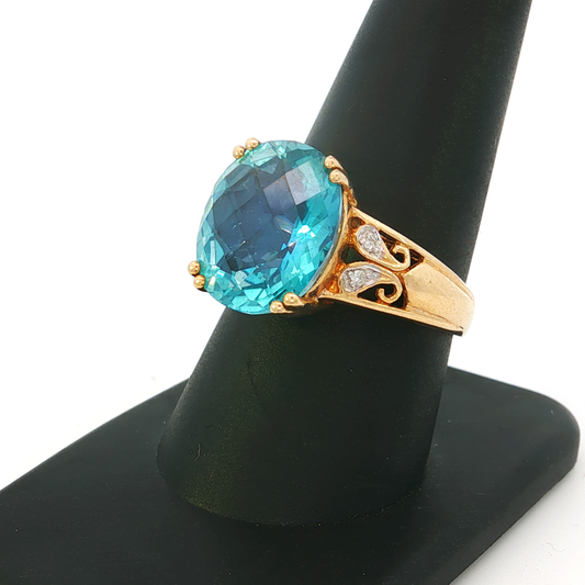 10k Yellow Gold Cocktail Ring with Oval Aquamarine Cabochon