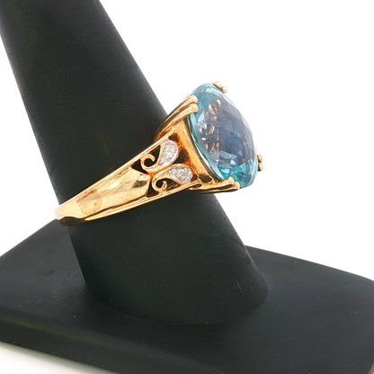 10k Yellow Gold Cocktail Ring with Oval Aquamarine Cabochon