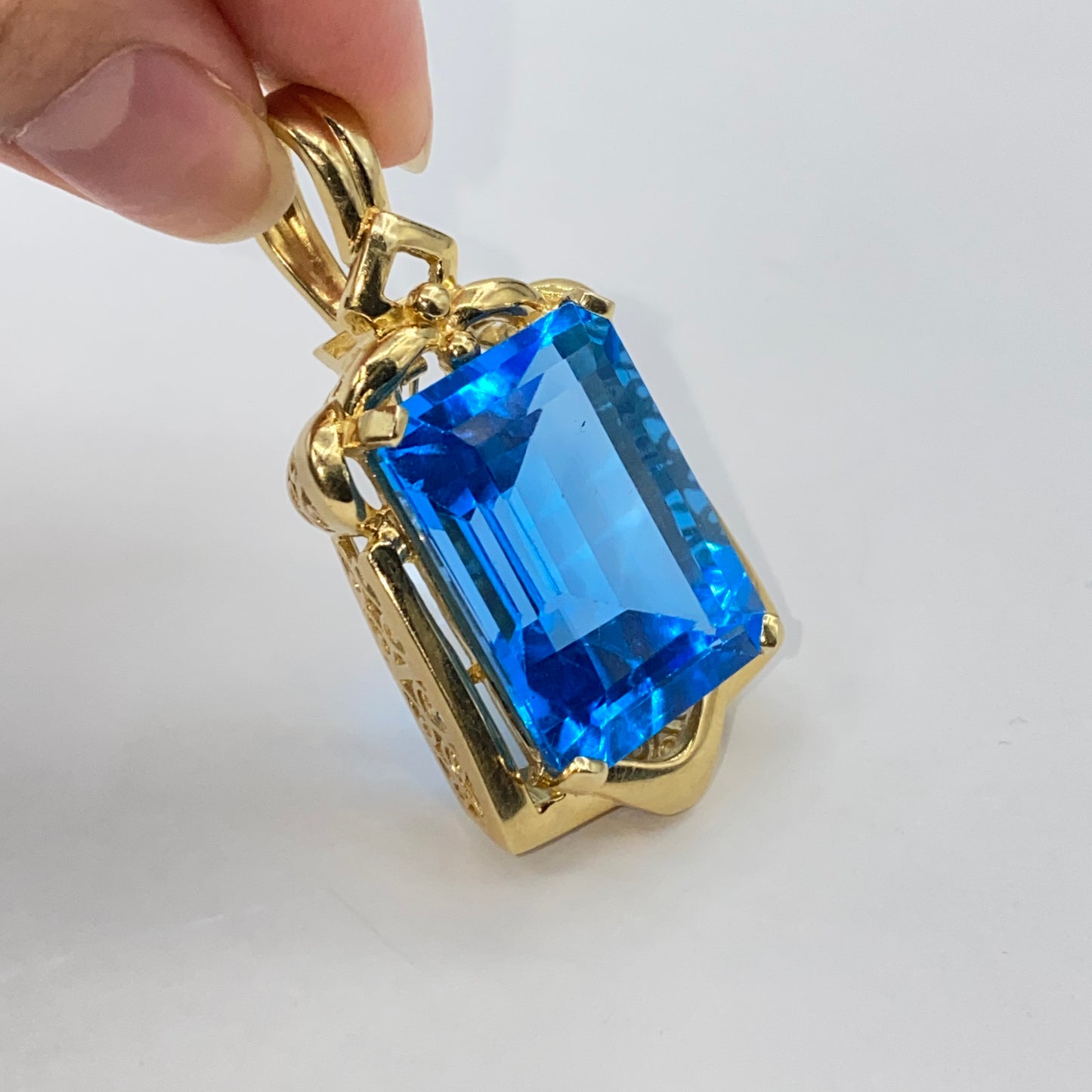 14K Jewel of the Sea Aquamarine Pendant