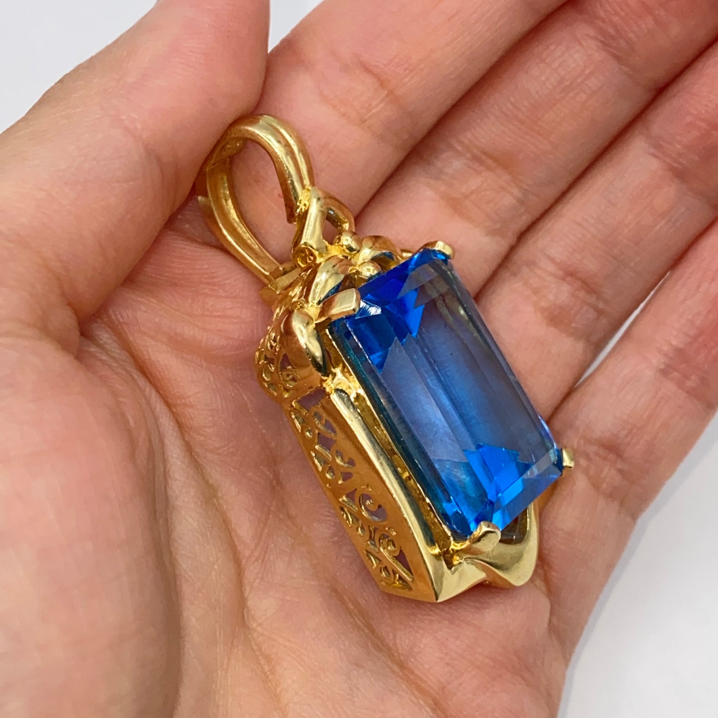 14K Jewel of the Sea Aquamarine Pendant