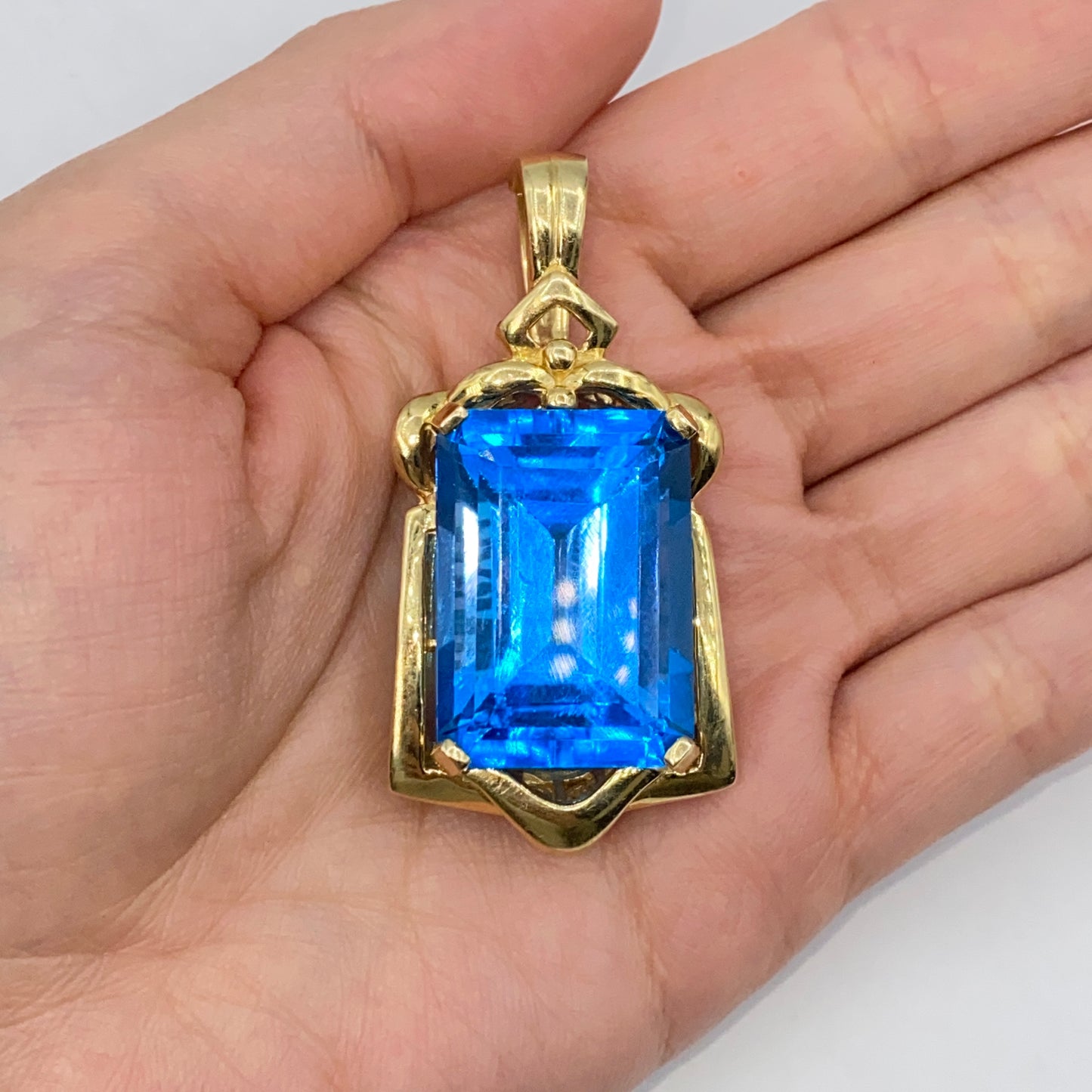 14K Jewel of the Sea Aquamarine Pendant