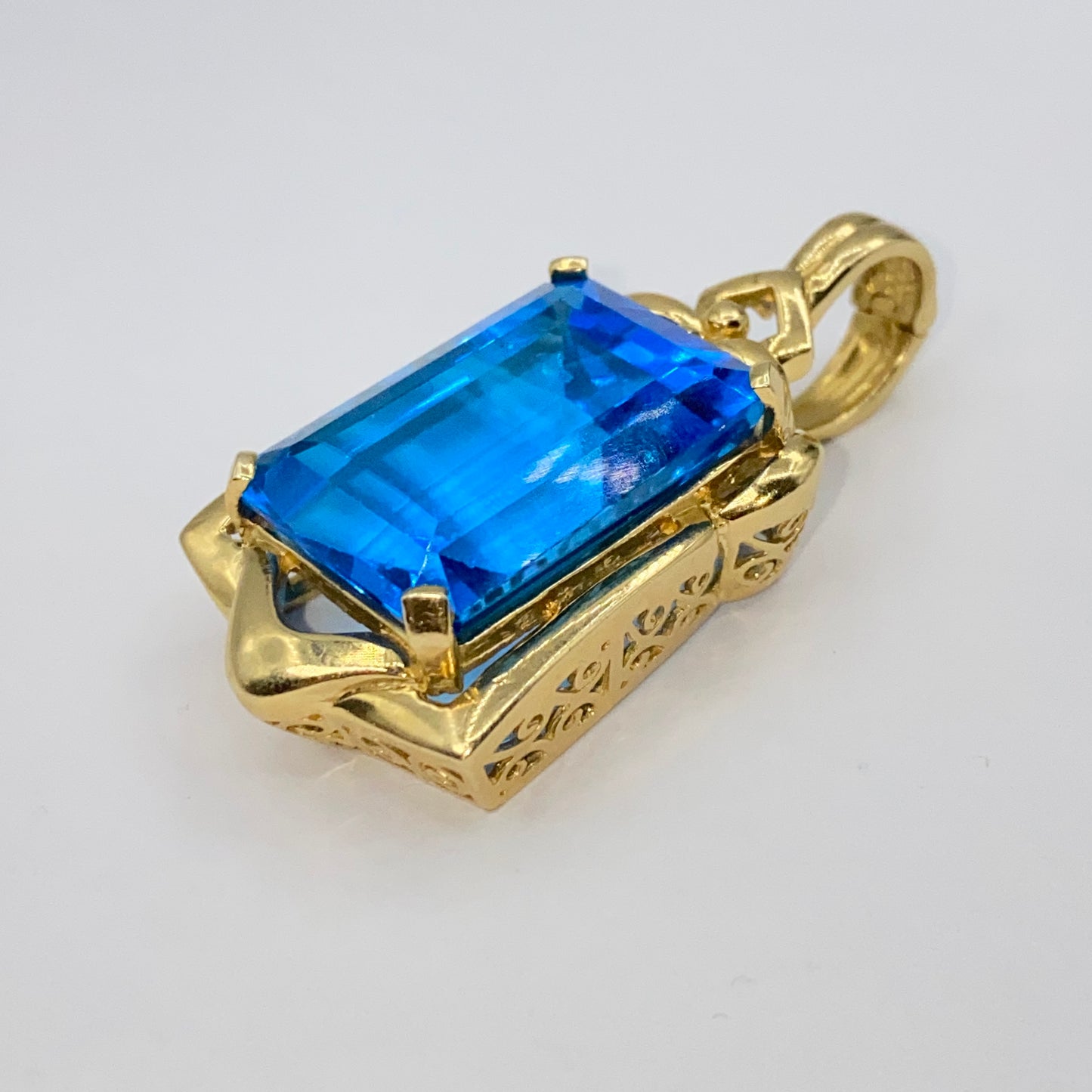 14K Jewel of the Sea Aquamarine Pendant