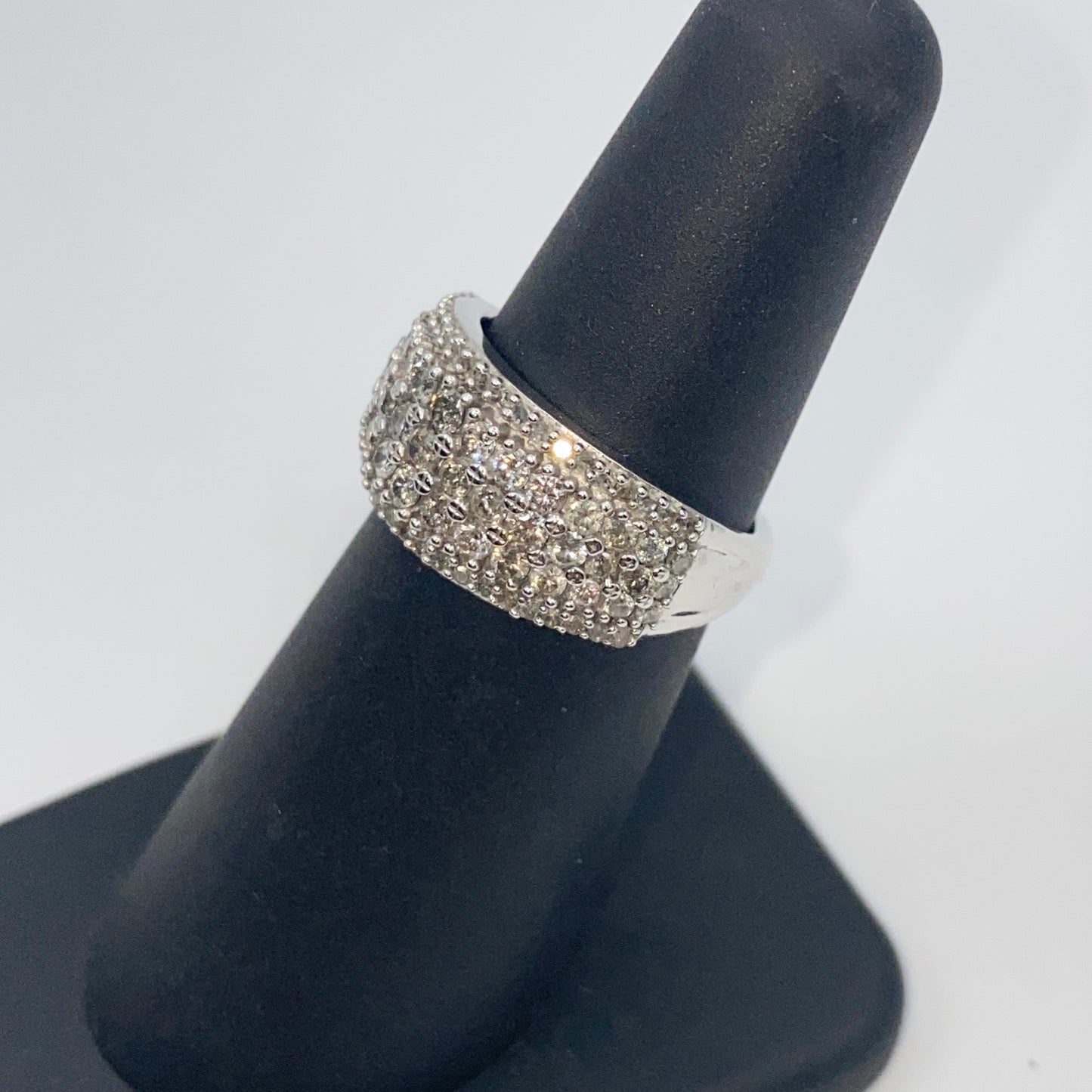 10K Diamond Row Ring Band