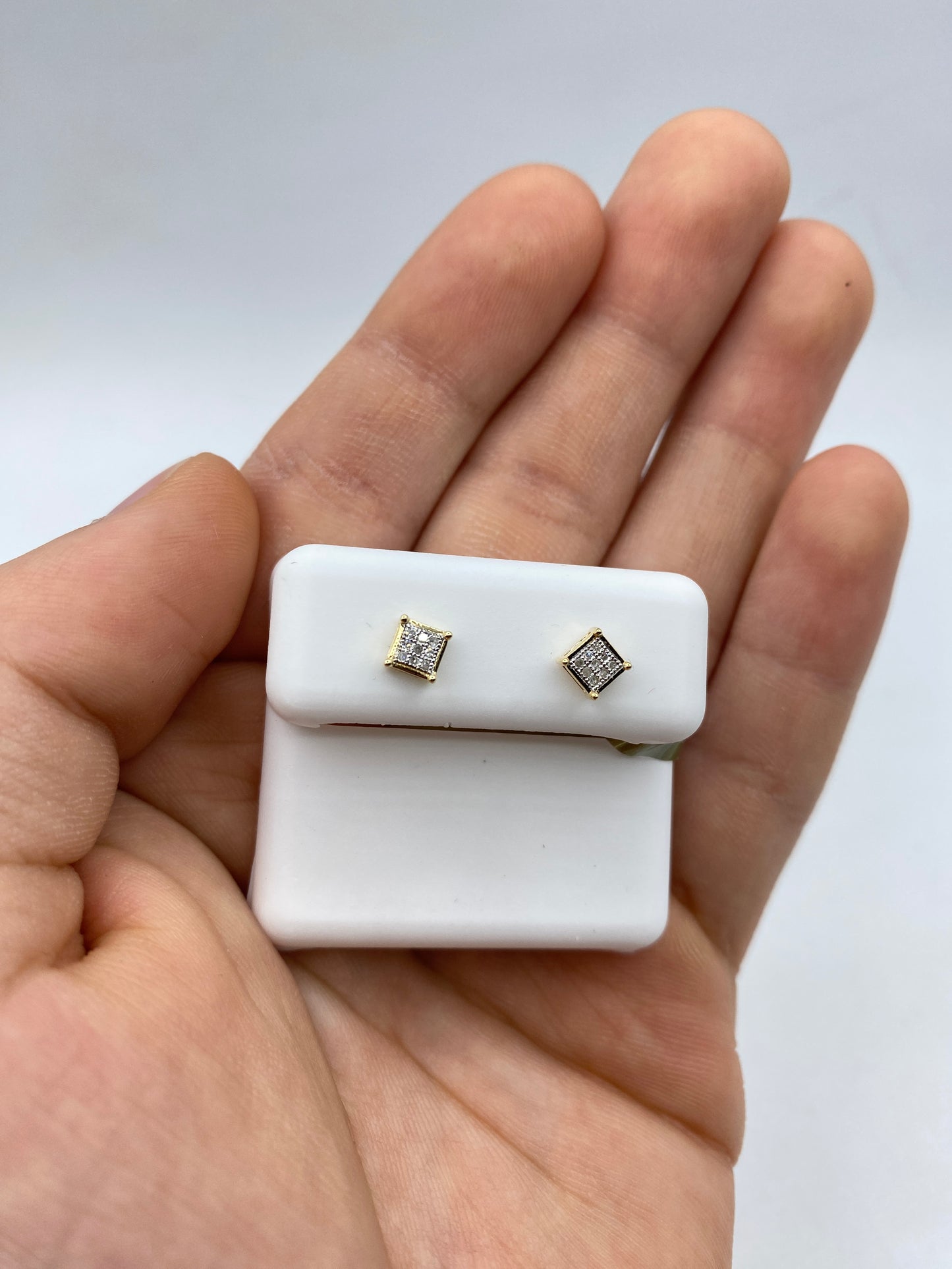 10k Castle Flat studded earring