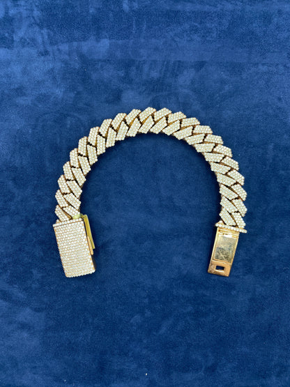 10k gold & diamond Cuban link bracelet 11.5mm
