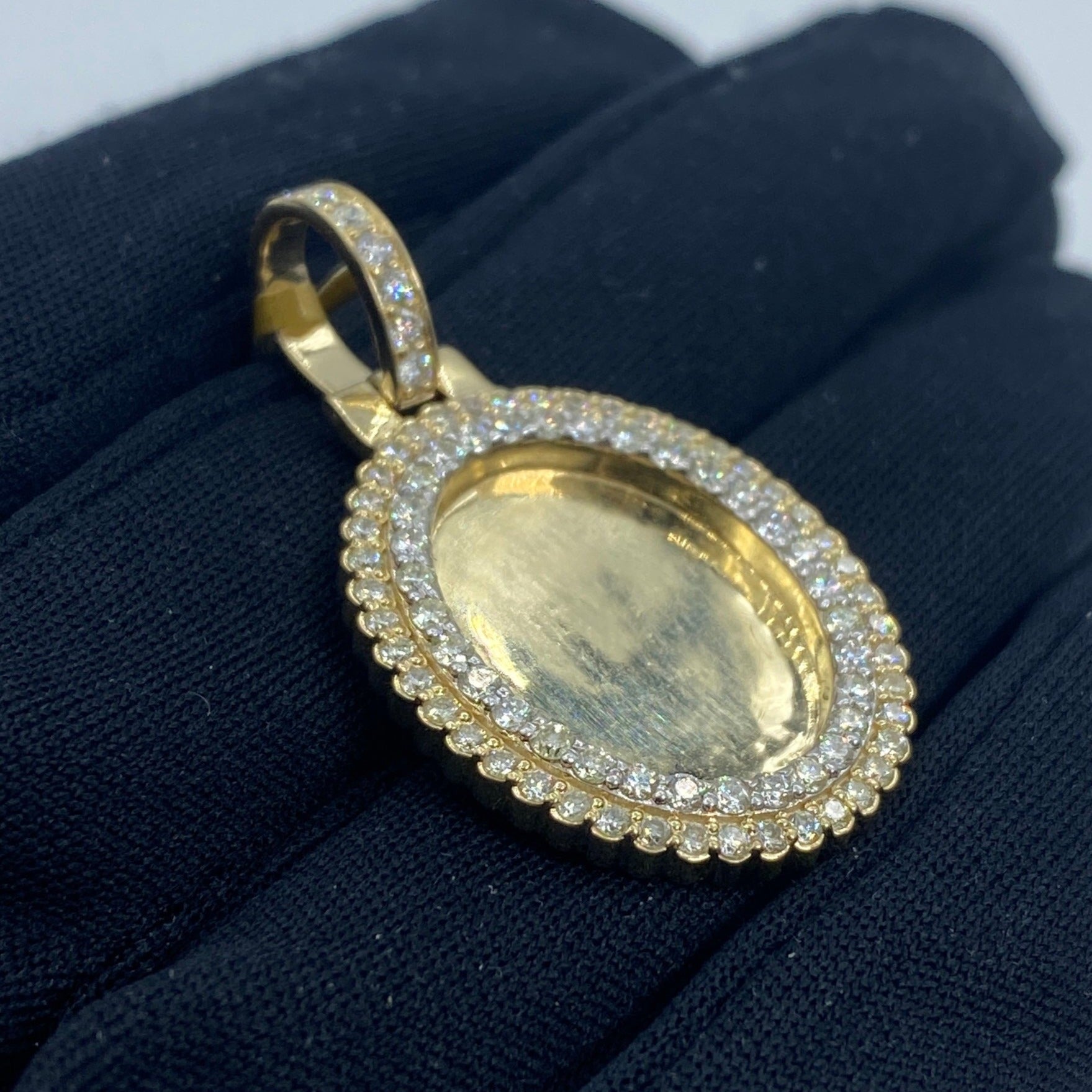 Oval Picture Diamond Pendant 2.2ct