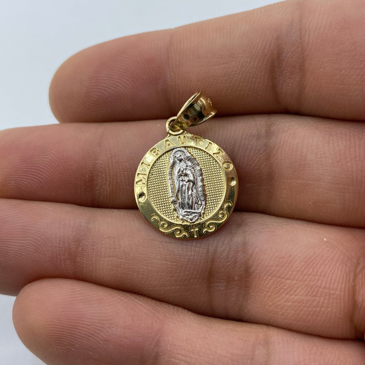 14K Mi Bautizo Round Pendant