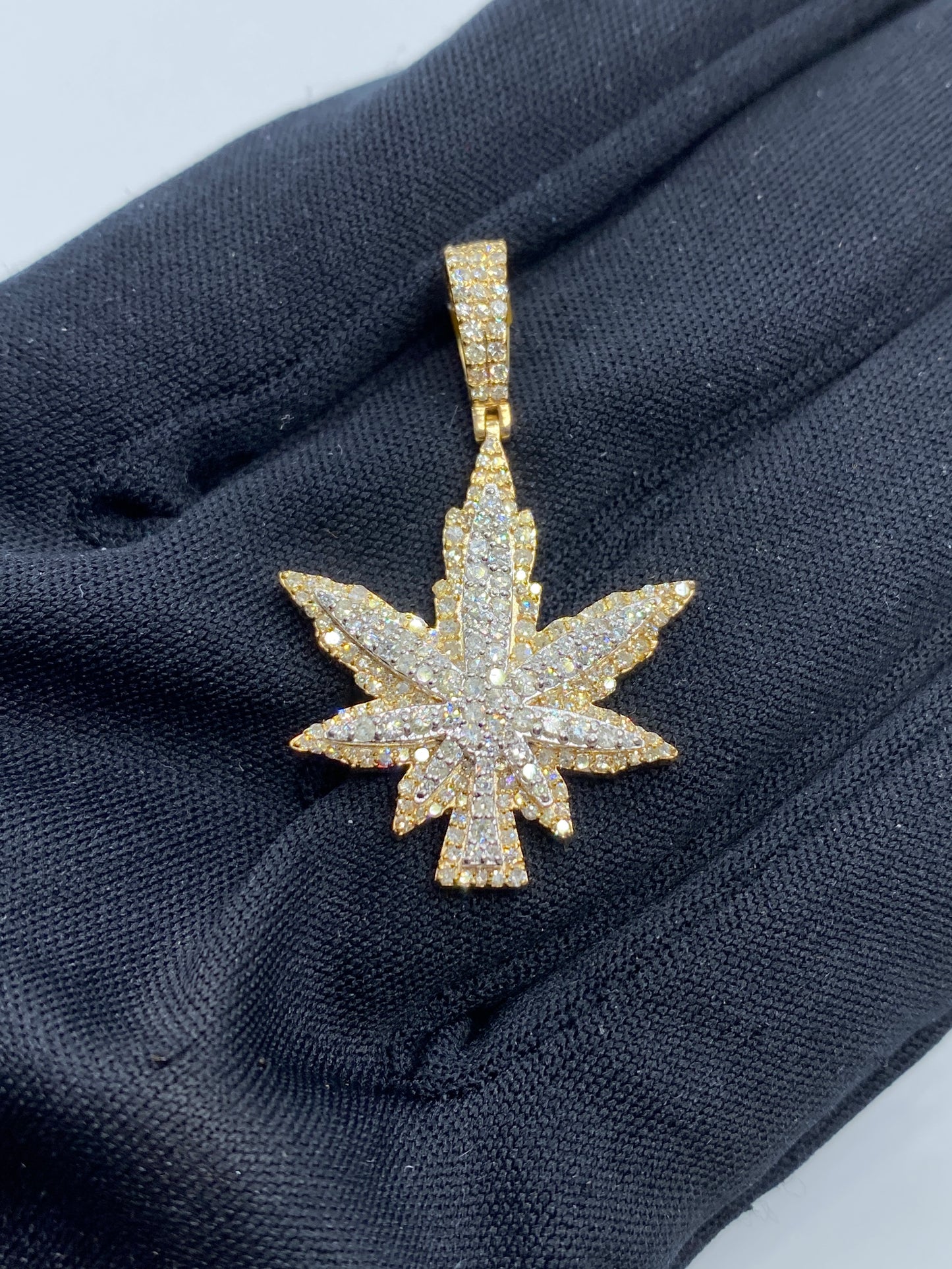 Weed Cannabis Pendant 1.6ct