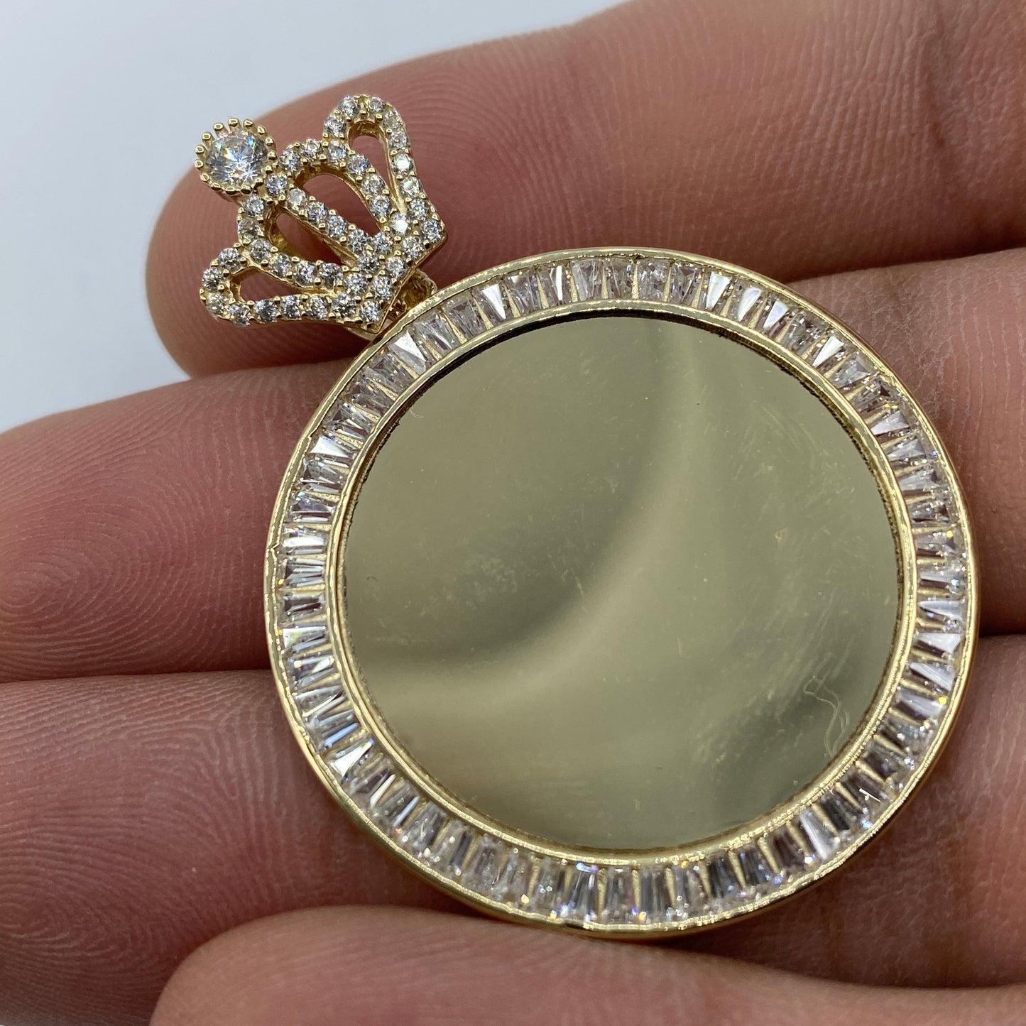 14K Crown Crystal Round Picture Pendant